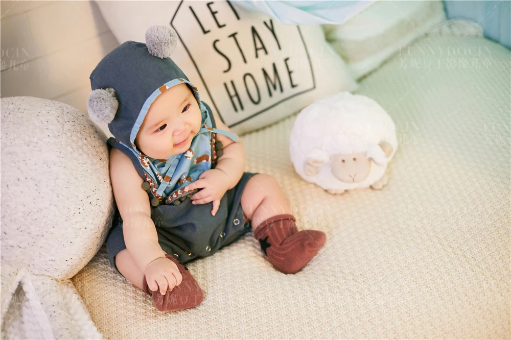 芳妮豆丁儿童摄影 百天照 | 吃手手是我的招牌动作!※