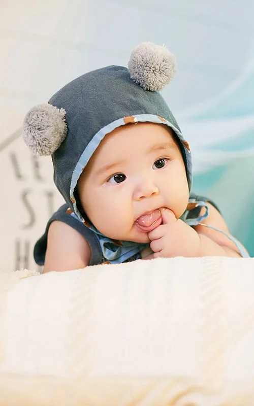 芳妮豆丁儿童摄影 百天照 | 吃手手是我的招牌动作!※