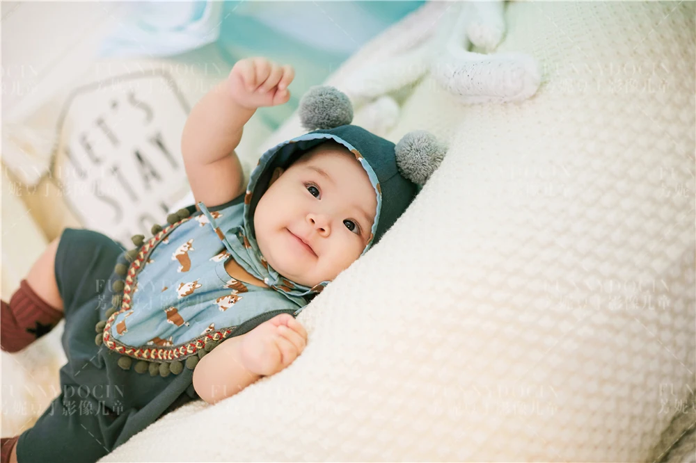 芳妮豆丁儿童摄影 百天照 | 吃手手是我的招牌动作!※